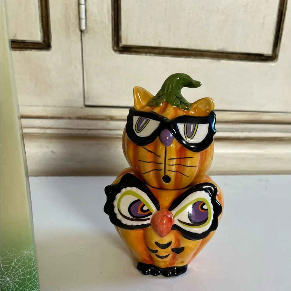 NIB Cracker Barrel Fall Halloween Salt & Pepper Cat & Owl Pumpkin, Stackable